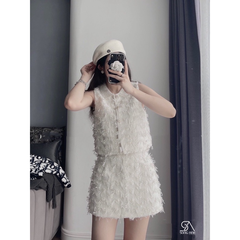 Set dạ cổ đính cườm kèm chân váy đầu mùa.