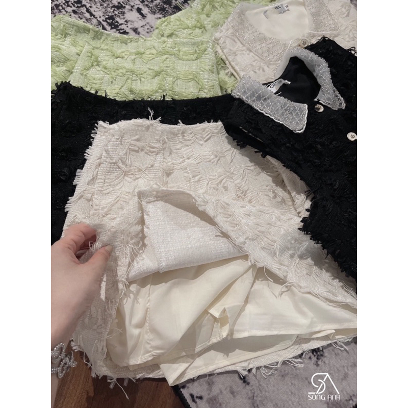 Set dạ cổ đính cườm kèm chân váy đầu mùa.