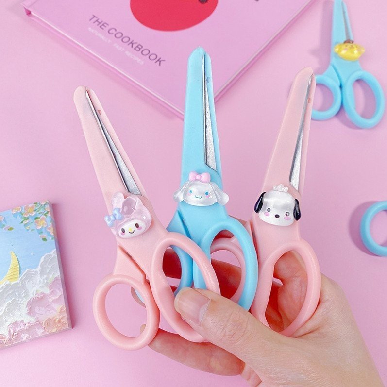 Kéo thủ công nhỏ xinh gắn charm  hoạt hình