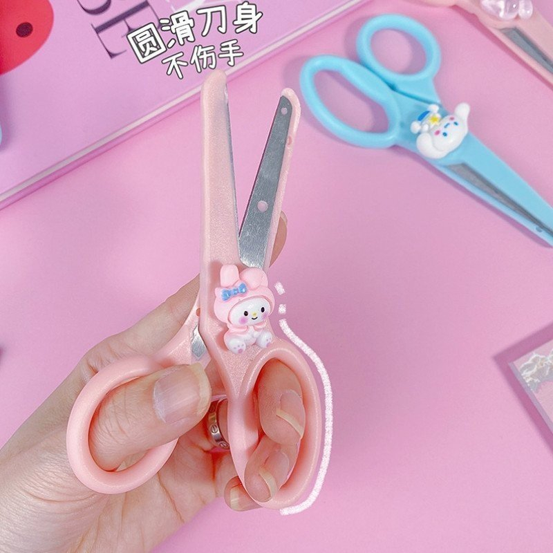 Kéo thủ công nhỏ xinh gắn charm  hoạt hình