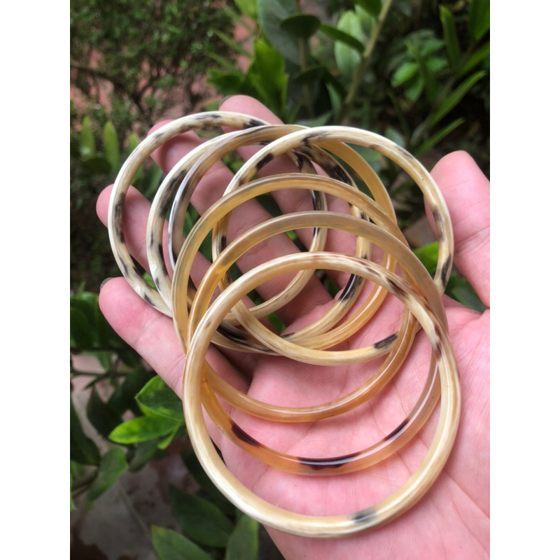 1 chiếc vòng bằng sừng  đeo tay kích thước 5ly vanh 51-62.Phù hợp cho trẻ nhỏ và người lớn