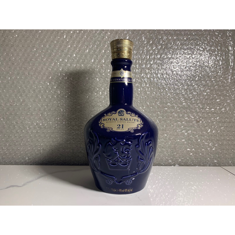 Vỏ chai rượu Chivas 21