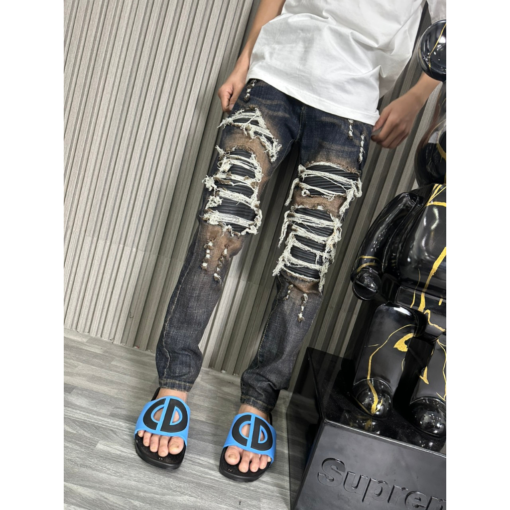 Quần jean dài nam amiri xanh bẩn vá da đen cứng sc 666