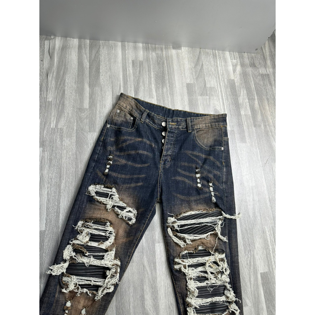 Quần jean dài nam amiri xanh bẩn vá da đen cứng sc 666