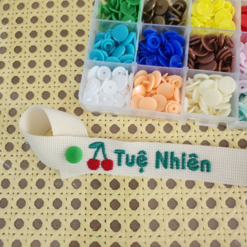 Thẻ tên thêu theo yêu cầu, treo lên đồ dùng, túi đựng chăn gối đi học