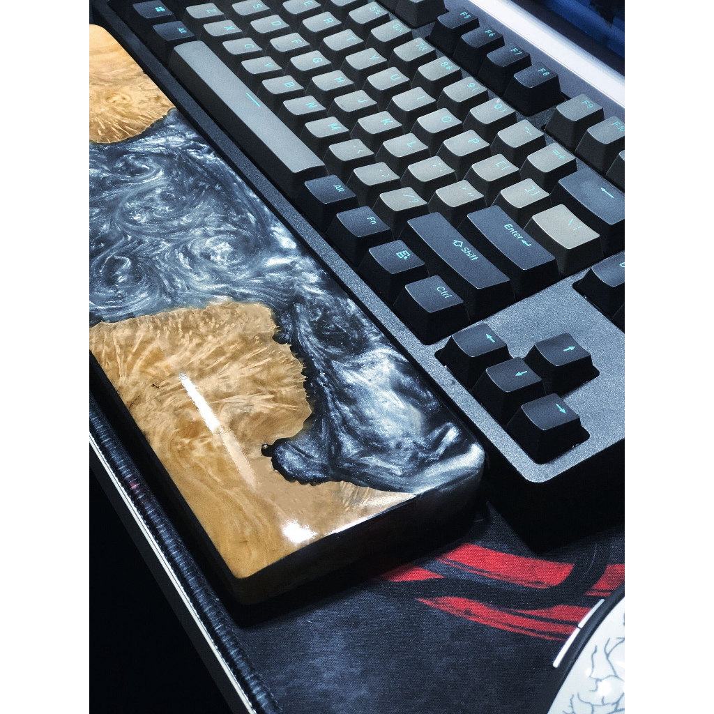Kê tay bàn phím thủ công epoxy resin kết hợp với nu cà phê và màu ngọc trai xám đen