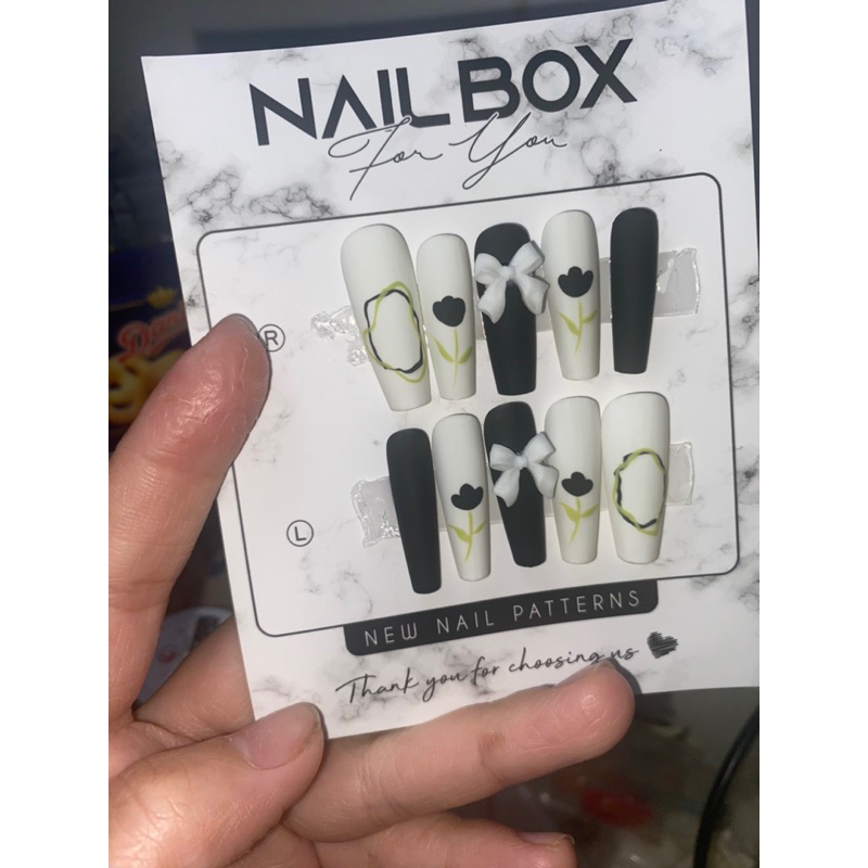 Nail box trắng đen vẽ hoa tulip