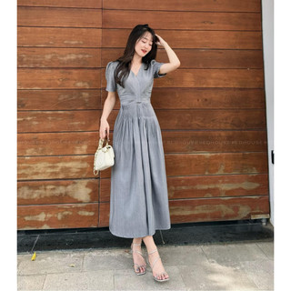 Váy chiết ly bụng , dáng xoè cổ V