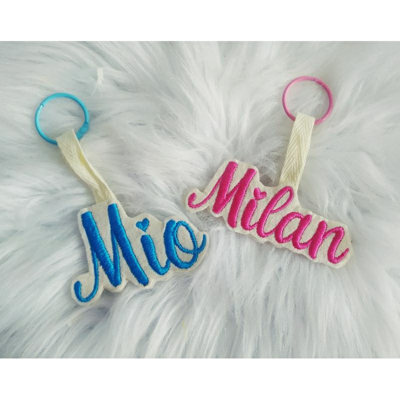 Móc khóa chữ xinh xắn thêu tên theo yêu cầu.