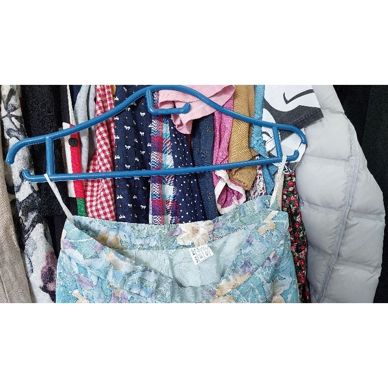 Chân váy hiệu size S eo 62 cm.