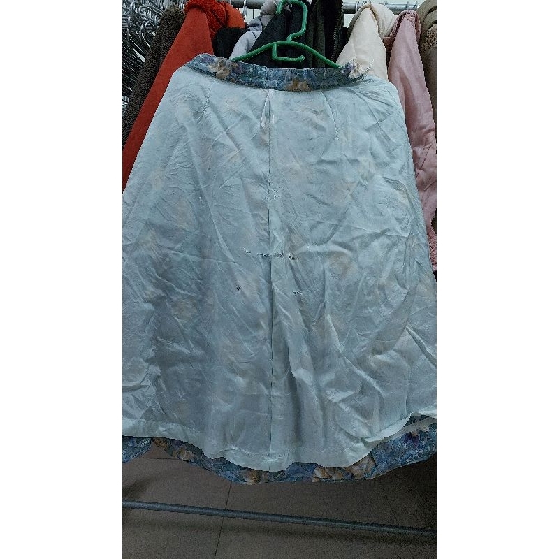Chân váy hiệu size S eo 62 cm.