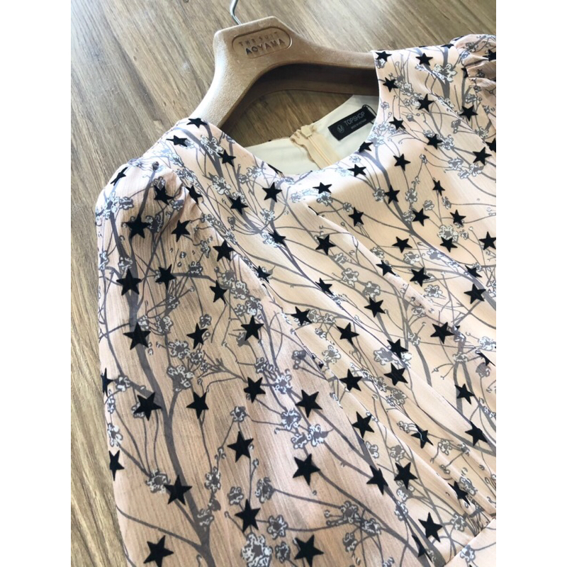 Đầm voal hoa nhung nổi xếp tầng