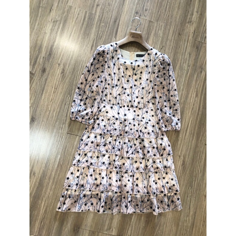 Đầm voal hoa nhung nổi xếp tầng