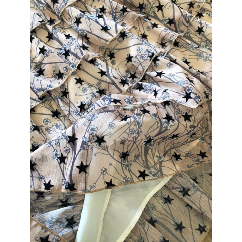 Đầm voal hoa nhung nổi xếp tầng