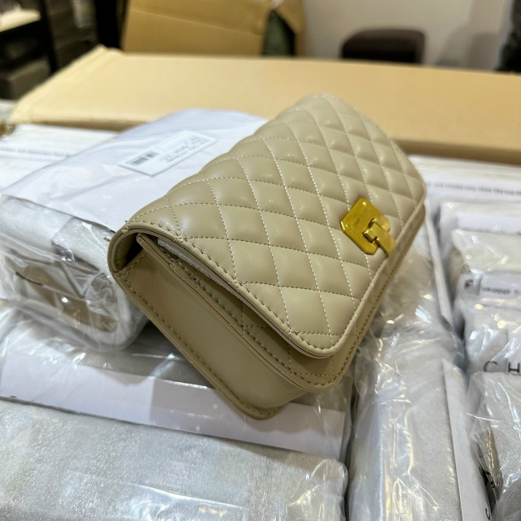 Túi CNK Quilted Cluctch đeo chéo trần trám size 20