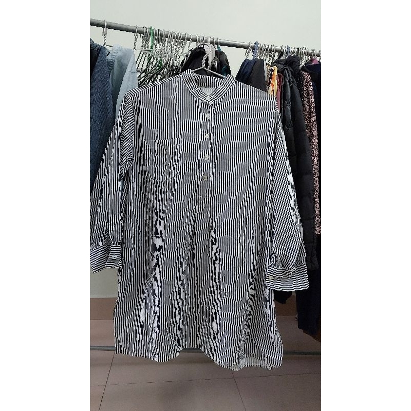 Áo sơ mi kẻ nhỏ size L.