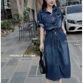 Đầm jean cổ sơ mi tay ngắn gài nút kiểu xẻ tà trước rút dây eo ngực có túi thêu hình trái tim dáng dài!