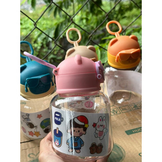 Bình nước trẻ em bằng nhựa có ống hút