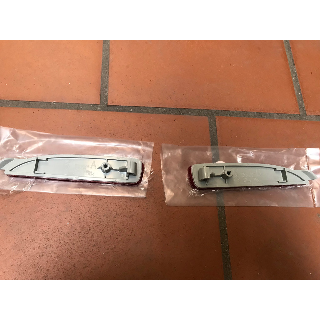 Đèn phản quang sau trái/ phải mazda 2, 3, 6 sedan  đời 2015 - 2019.