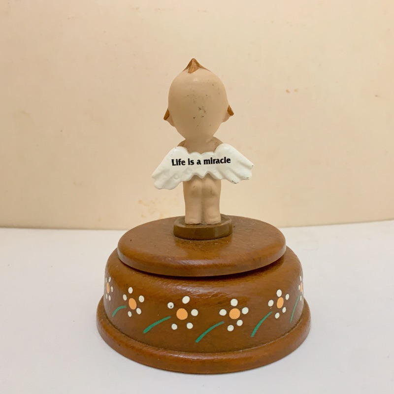 Thiên thần tình yêu trưng bày