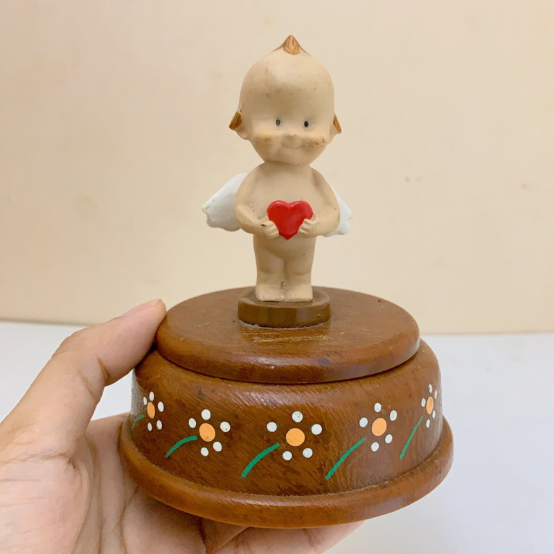 Thiên thần tình yêu trưng bày