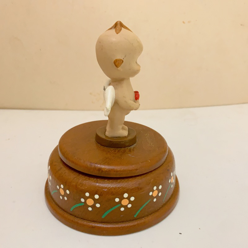 Thiên thần tình yêu trưng bày