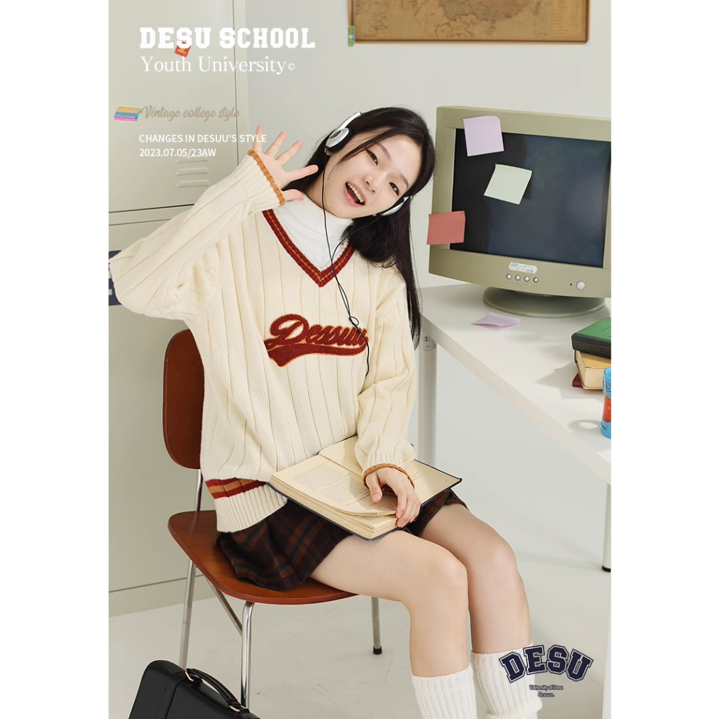 Áo len gân dệt kim cổ V phối kẻ thêu hình "DESSUU" áo sweater (DESSUU)