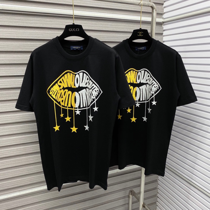 Áo Phông Nam Nữ In Chữ Louboutin Môi Sao Kim Tuyến Nhũ Bạc Vàng Hai Mặt - Áo Cộc Tay Siêu Cấp Dafnh Cho Các Boy Phố