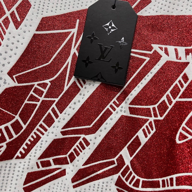 Áo Phông Nam Nữ In Chữ Eo Vì Chấm Loang Kim Tuyến Nhũ Đỏ Trước Ngực . Áo Cộc Tay Siêu Cấp Dành Cho Các Boy Phố Hót 2023