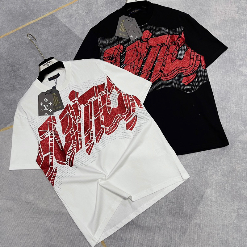 Áo Phông Nam Nữ In Chữ Eo Vì Chấm Loang Kim Tuyến Nhũ Đỏ Trước Ngực . Áo Cộc Tay Siêu Cấp Dành Cho Các Boy Phố Hót 2023