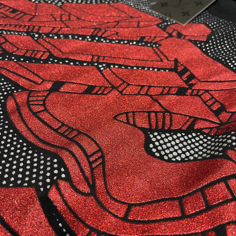 Áo Phông Nam Nữ In Chữ Eo Vì Chấm Loang Kim Tuyến Nhũ Đỏ Trước Ngực . Áo Cộc Tay Siêu Cấp Dành Cho Các Boy Phố Hót 2023