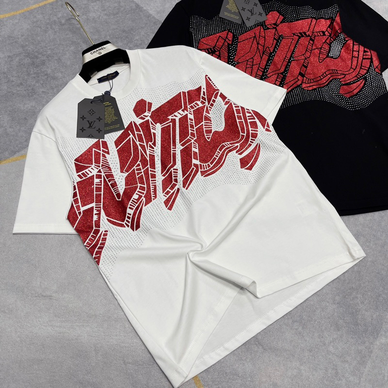 Áo Phông Nam Nữ In Chữ Eo Vì Chấm Loang Kim Tuyến Nhũ Đỏ Trước Ngực . Áo Cộc Tay Siêu Cấp Dành Cho Các Boy Phố Hót 2023