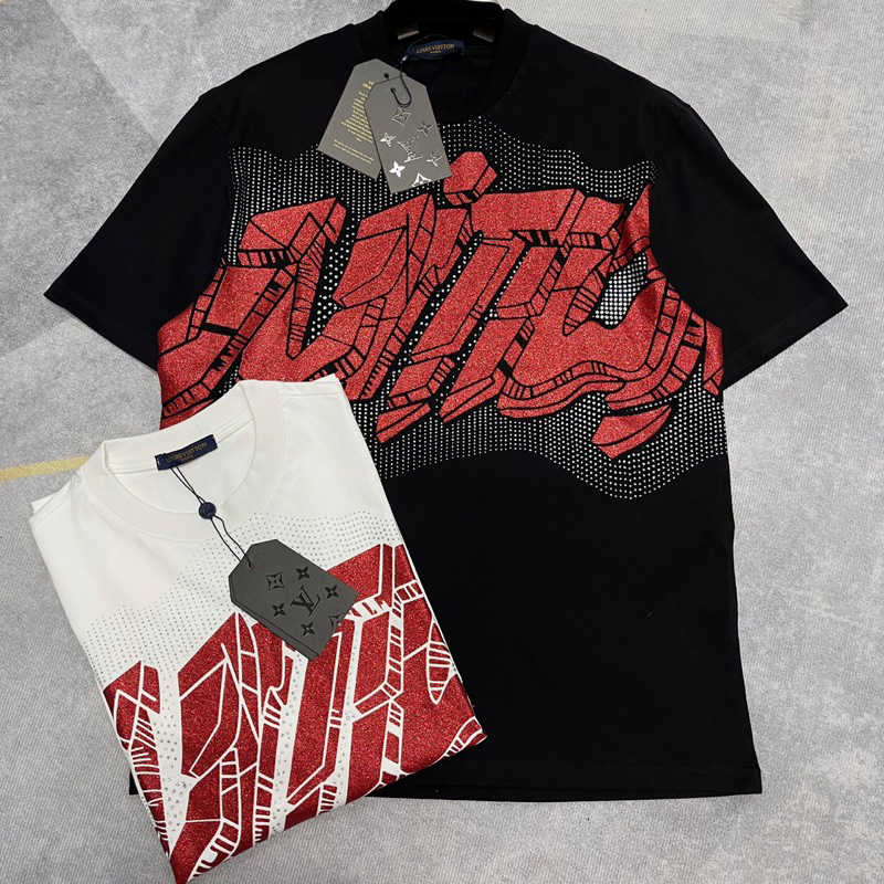 Áo Phông Nam Nữ In Chữ Eo Vì Chấm Loang Kim Tuyến Nhũ Đỏ Trước Ngực . Áo Cộc Tay Siêu Cấp Dành Cho Các Boy Phố Hót 2023