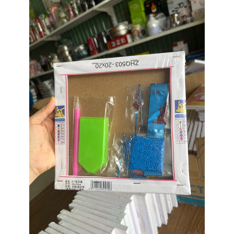 Tranh đính đá có khung full đá- size 20x20cm hoạt hình, gấu dâu và cặp đôi có khung gỗ căng sẵn và khung để bàn