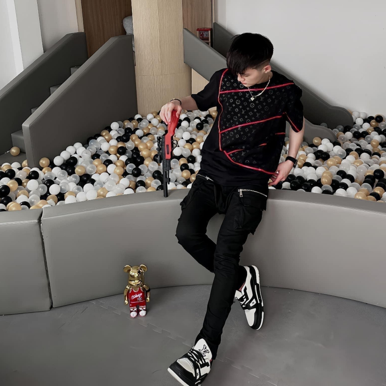 Áo thun LV chỉ đỏ phong cách trẻ trung năng động hottrend 2023, Áo Phông Unisex Nam Nữ #Hot #2023