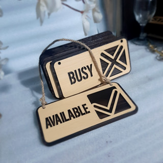 (2 trong 1) Bảng hiệu gỗ Available&Busy,decor cửa Phòng họp,VP, có dây treo kiểu vintage được cắt laser 2 mặt