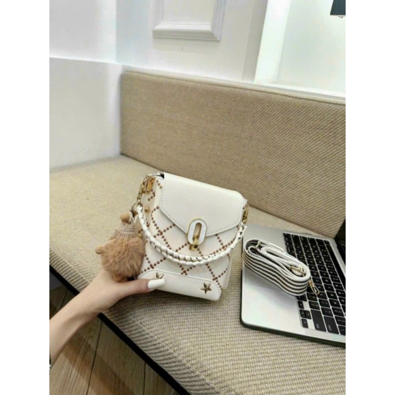 Túi Đeo Chéo Đựng Điện Thoại Tặng Kèm Móc Bông - Đen TRắng Nâu (size 20x14cm)