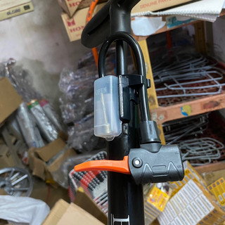 Bơm xe đạp xe máy có đồng hồ đo áp suất