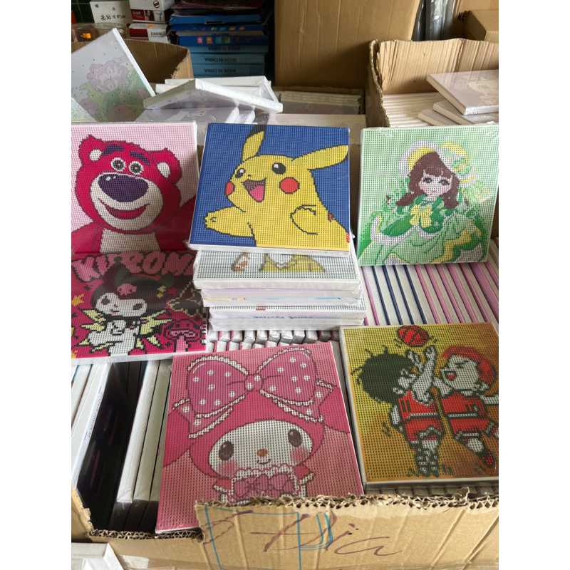 tranh đính đá có khung full đá- size 20x20cm hoạt hình, gấu dâu và cặp đôi có khung gỗ căng sẵn và khung để bàn