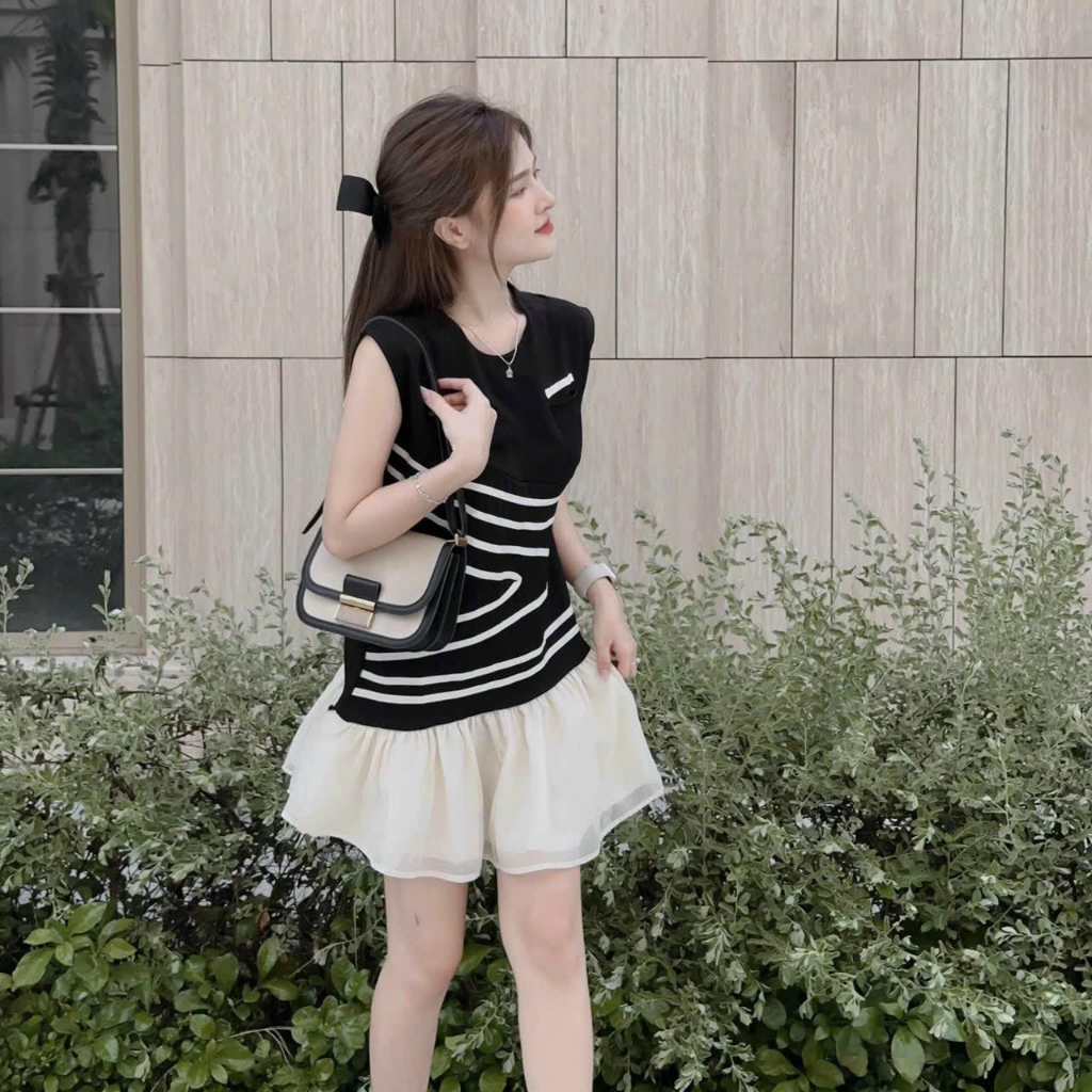 đầm xoè dáng ngắn, cổ tròn, tay áo sát nách, thích hợp khi đi chơi