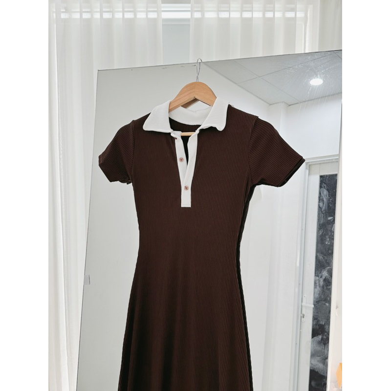 VÁY POLO DÁNG XOÈ GÂN TRUNG