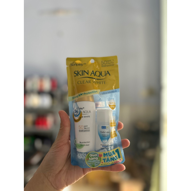 Sunplay Skin Aqua Clear White SPF50+, PA++++: Sữa chống nằng dưỡng da trắng mịn