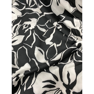 Vải lụa satin nền đen hoa lá may đầm váy áo kiểu MS10411