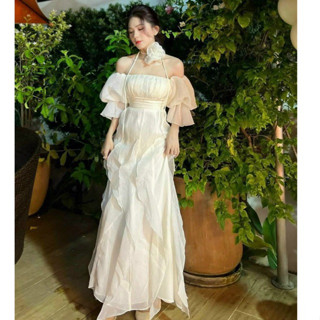 Đầm maxi trễ vai phối bèo tay phồng chiết eo kèm choker hoa cực sang chảnh phong cách tiểu thư