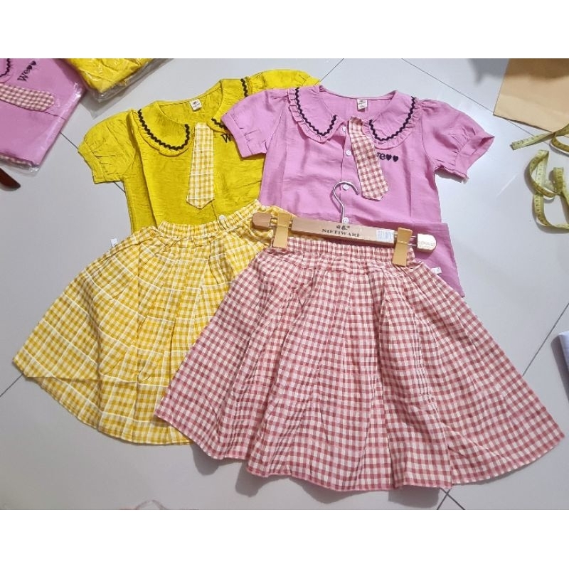 Set áo sơmi phối chân váy caro bé gái xinh xắn dễ thương