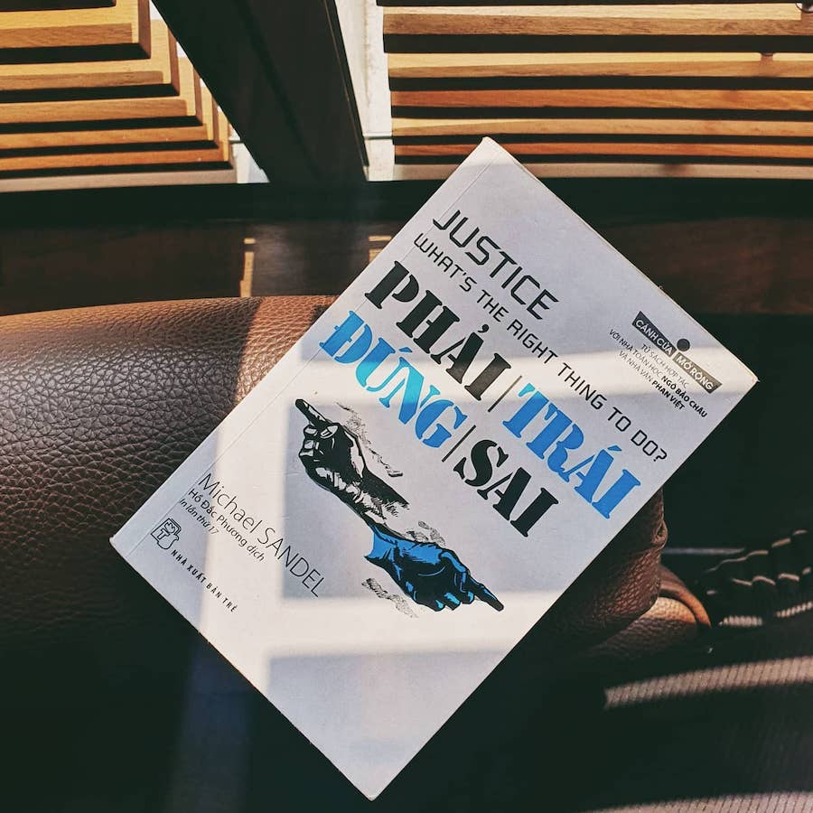 Sách Phải Trái Đúng Sai