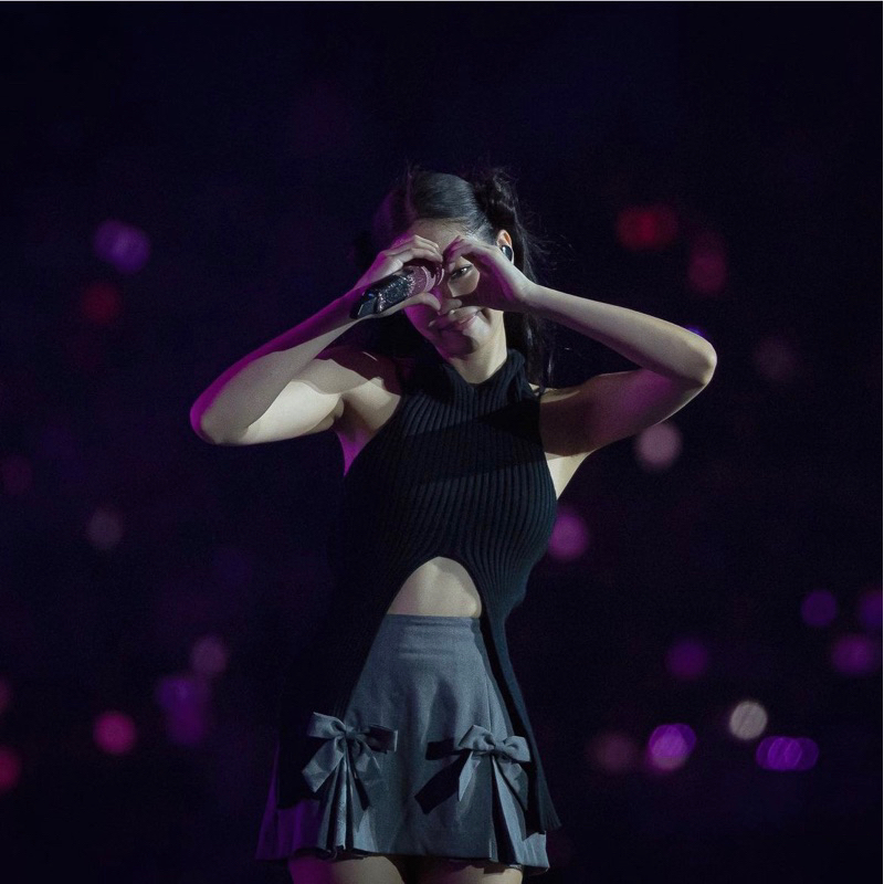 Chân váy 2 nơ giống Jennie Blackpink mặc trong concert Bornpink Hanoi