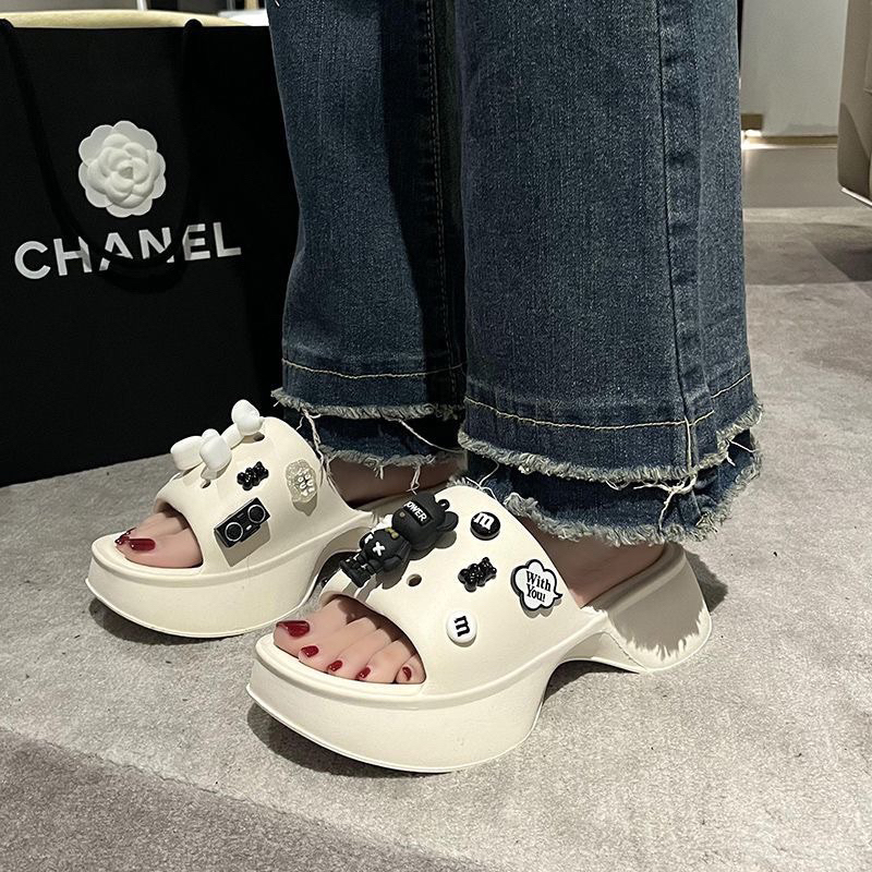 Dép nữ gắn hình sticker  sinh động qc