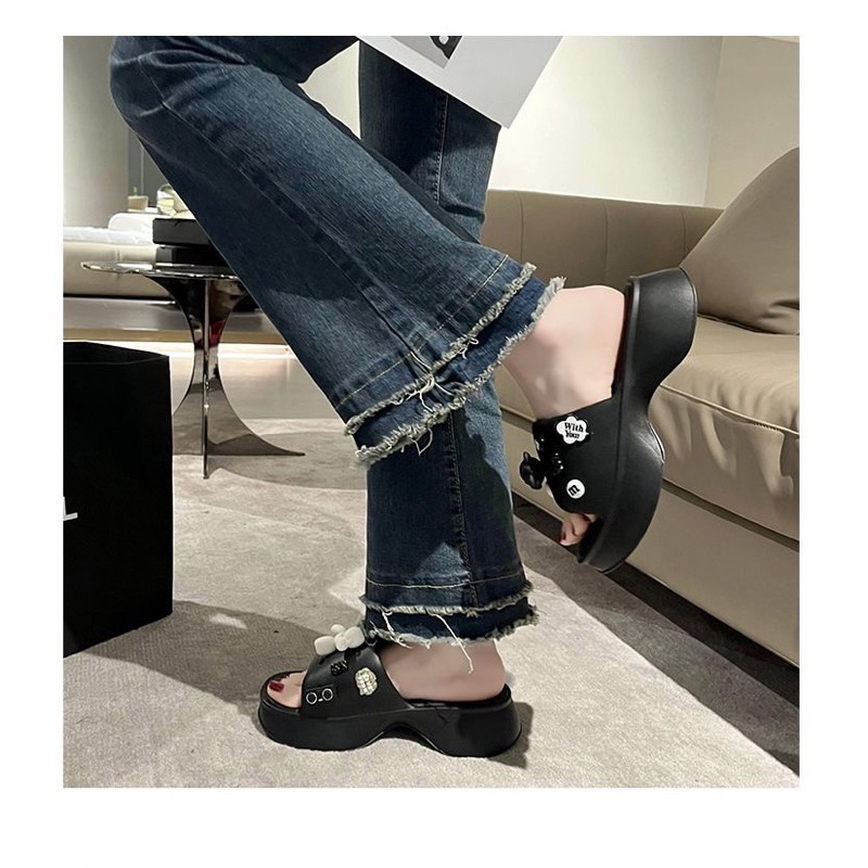 Dép nữ gắn hình sticker  sinh động qc