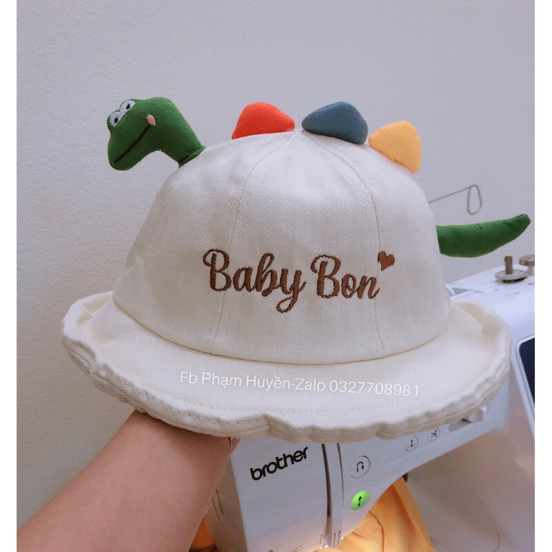 Mũ khủng long vành rộng thêu tên cho bé